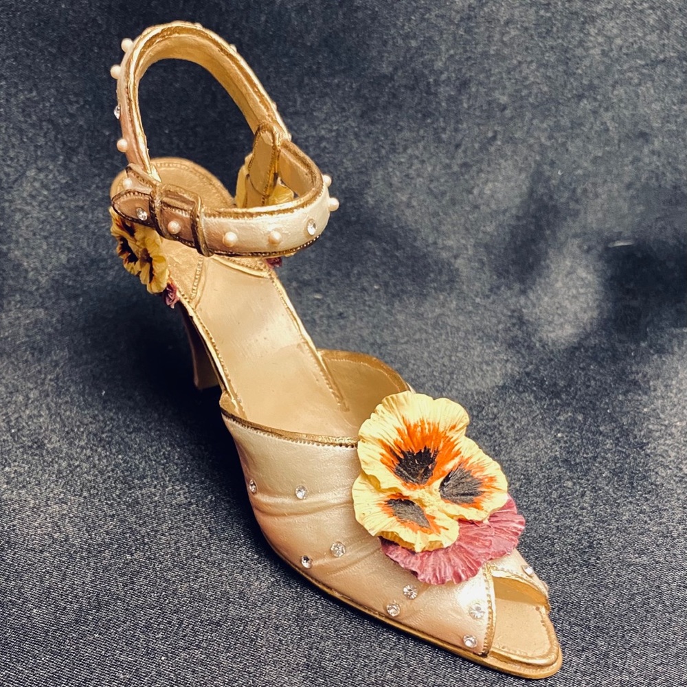 Beautiful NOSTALGIA Miniature High Heel Collectible